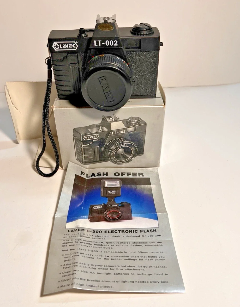 LAVEC LT-002 35MM POINT & SHOOT CAMERA LENS GOOD Untested.